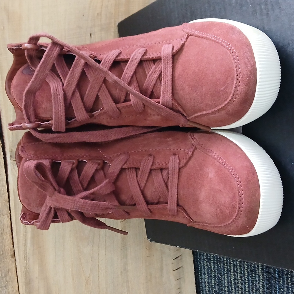 Sorel NWT Burgandy Out N About Slip on Wedge shoes 6 Waterproof - Picture 2 of 8